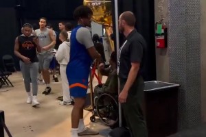 尼克斯队抵达弗罗斯特银行中心 进行第五场比赛前训练！